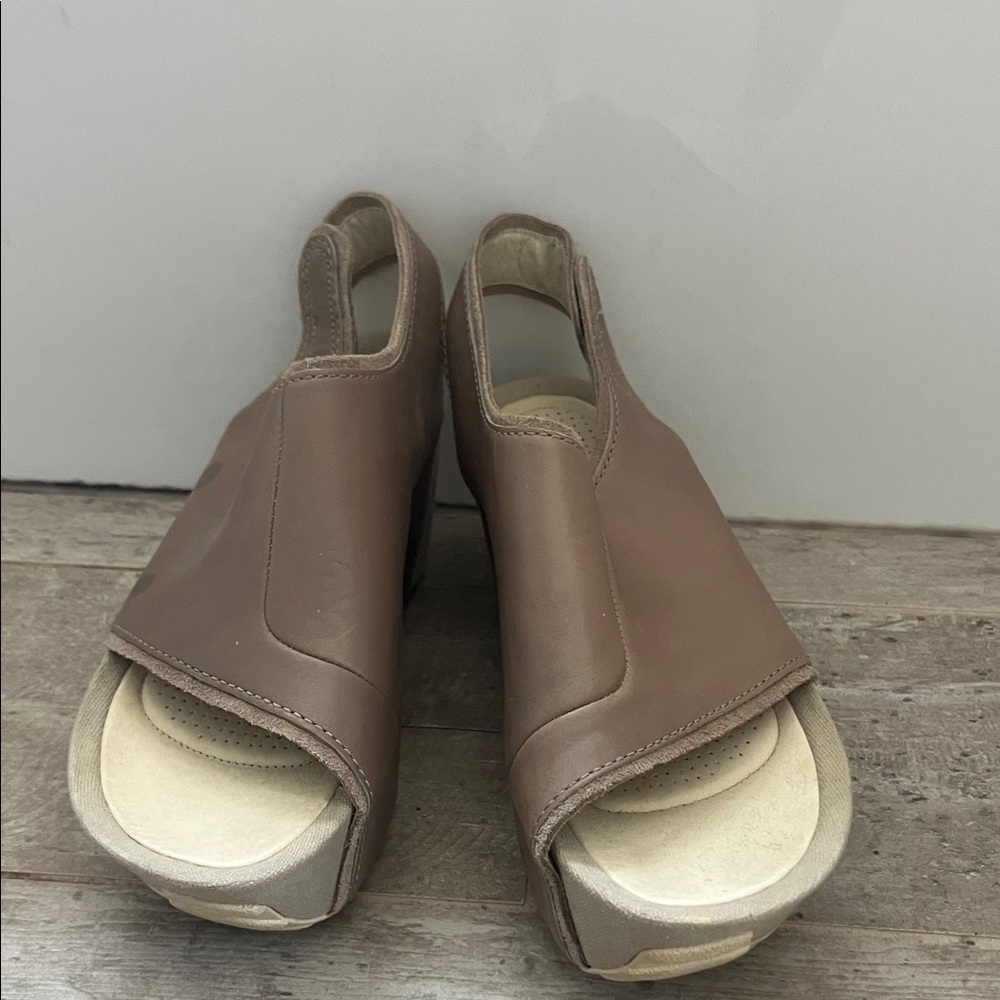 Tsubo Tan Brown Open-Toe Wedge Mules